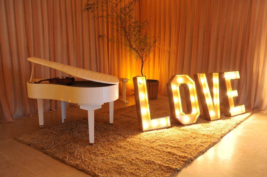 Letras de madeira personalizadas e marcenaria para eventos – Conceito Criação.